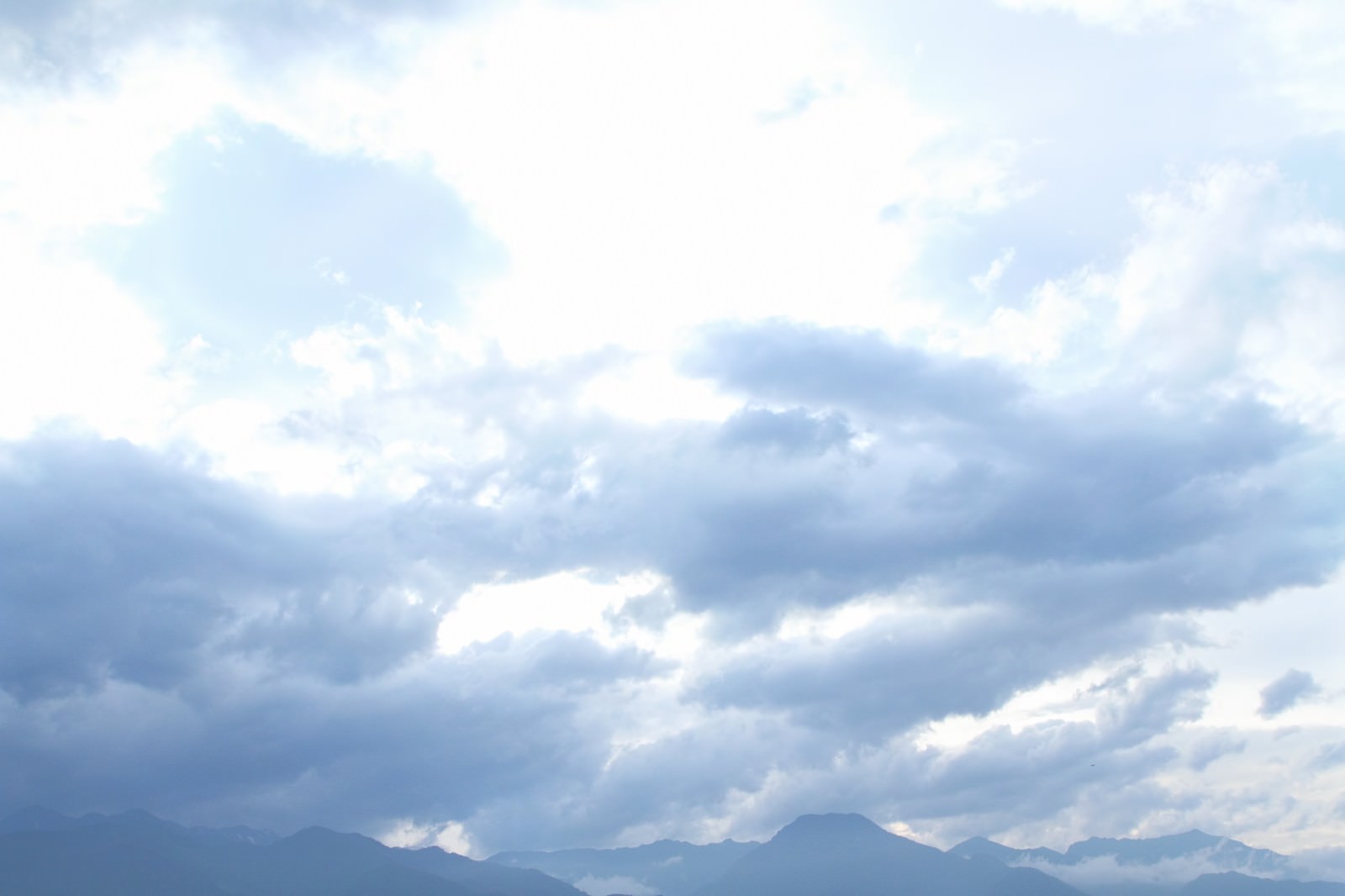 雲の上にそびえるアルプスの山