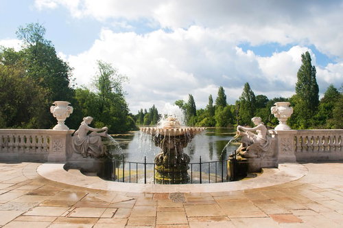 青空の下で水が噴き上がるハイドパークの噴水