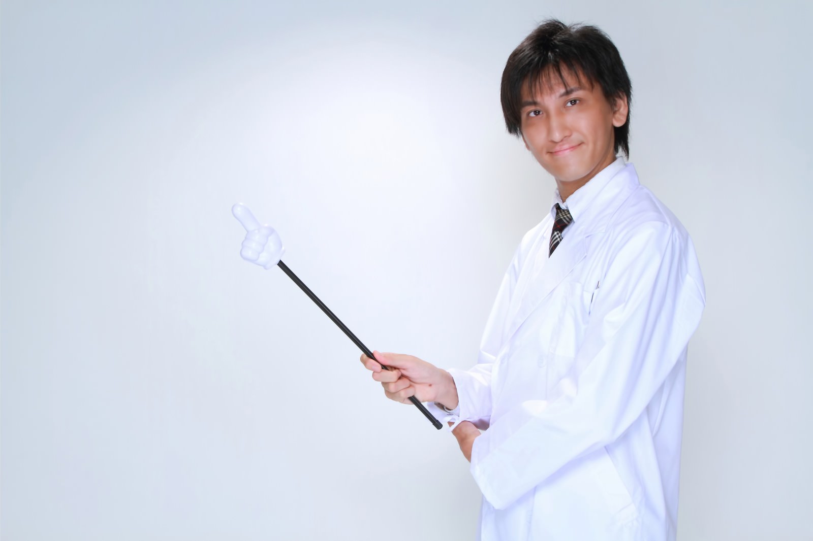 指示棒で案内する白衣の男性［モデル：ACE］