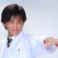 医療の現場にメスを！と指をさす男性の写真