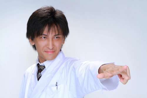 医療の現場にメスを！と指をさす男性