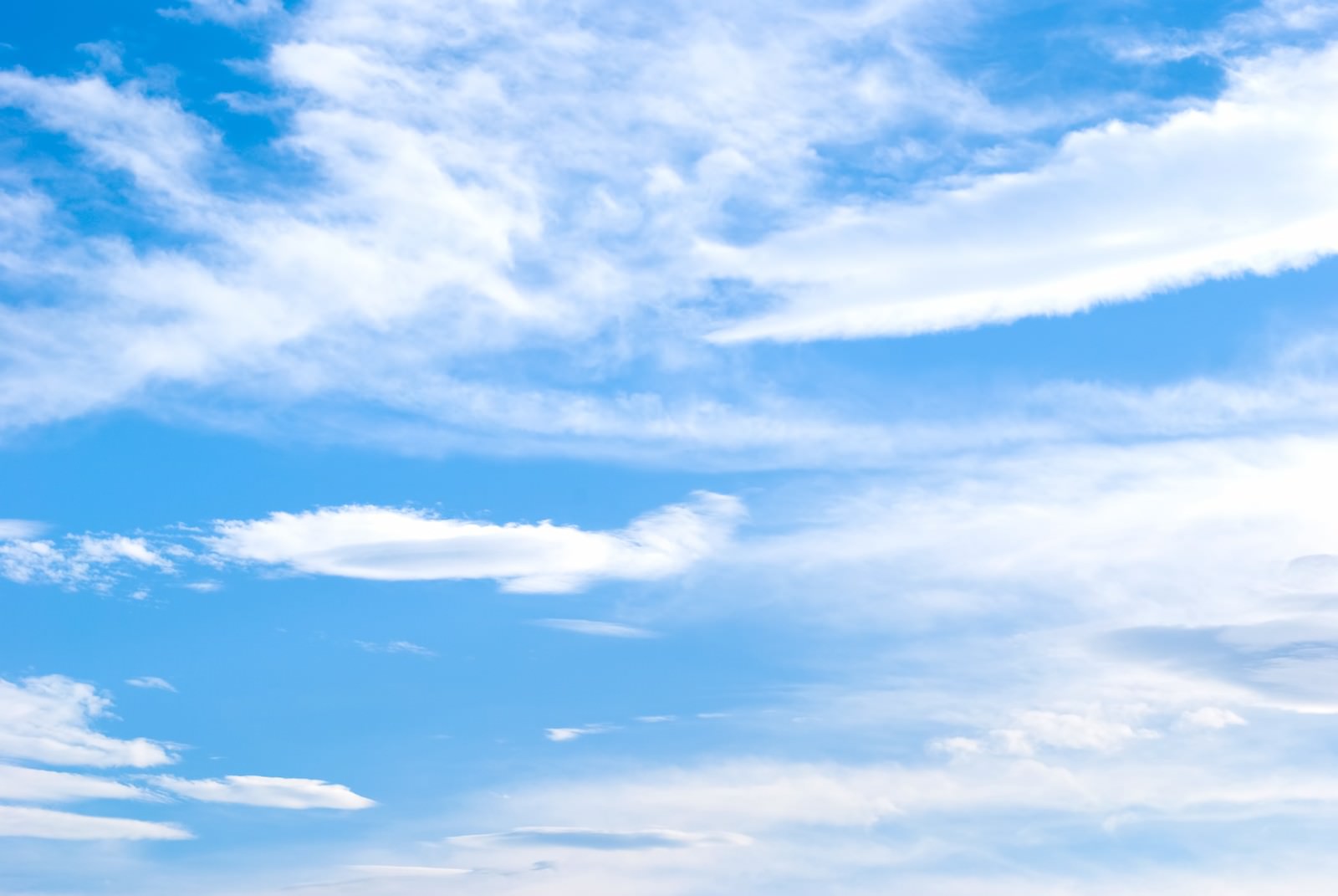 入道雲が湧く夏の青空