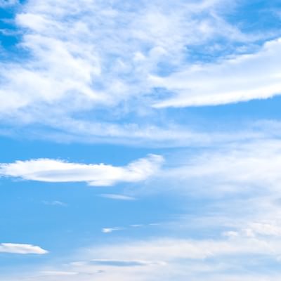 白い入道雲が湧き上がる夏の青空の風景の写真