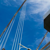 コンクリートの陸橋の下から見える青空の写真