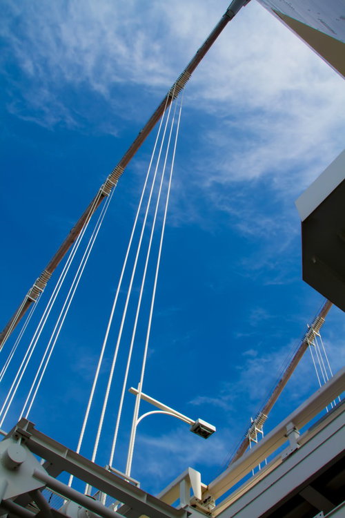 コンクリートの陸橋の下から見える青空