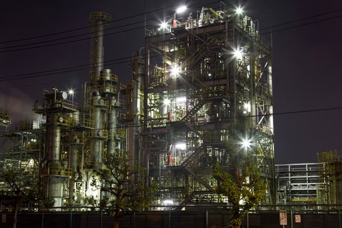 煙突やタンクが並ぶ千鳥町の工場地帯の夕景