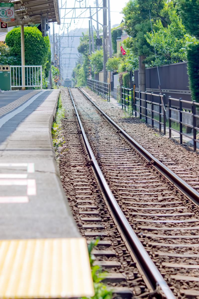 住宅街を通る江ノ電の線路とホーム