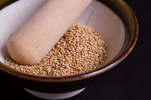 すり鉢に入ったゴマと木のしゃもじ