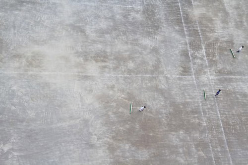 校庭を掃除する子どもたちの俯瞰