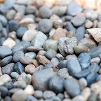 河原に集まった色とりどりの小石の写真