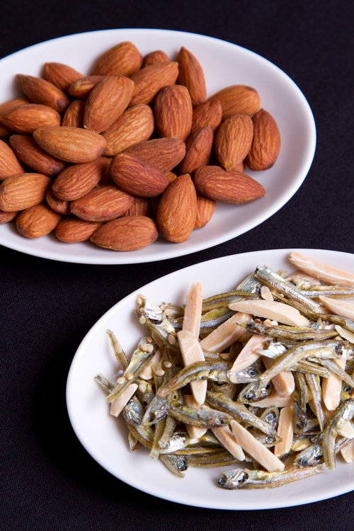 小魚ピーナッツとアーモンドのおやつ