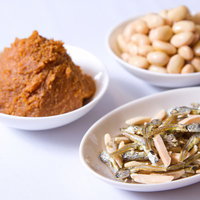 小魚と味噌と大豆の和食素材の写真