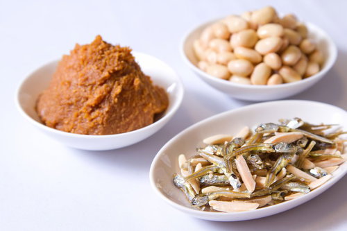 小魚と味噌と大豆の和食素材