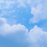 白い雲が浮かぶ広がる青空の風景の写真