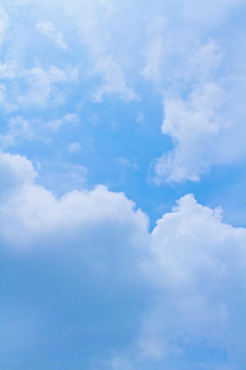 白い雲が浮かぶ広い青空