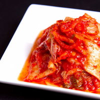 白い角皿にのった白菜キムチの写真