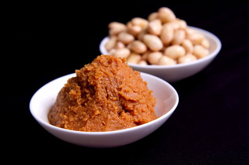 黒い台に盛られた味噌と大豆