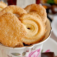 手のひらに載せた何かを差し出す「おひとついかが？」のポーズの写真