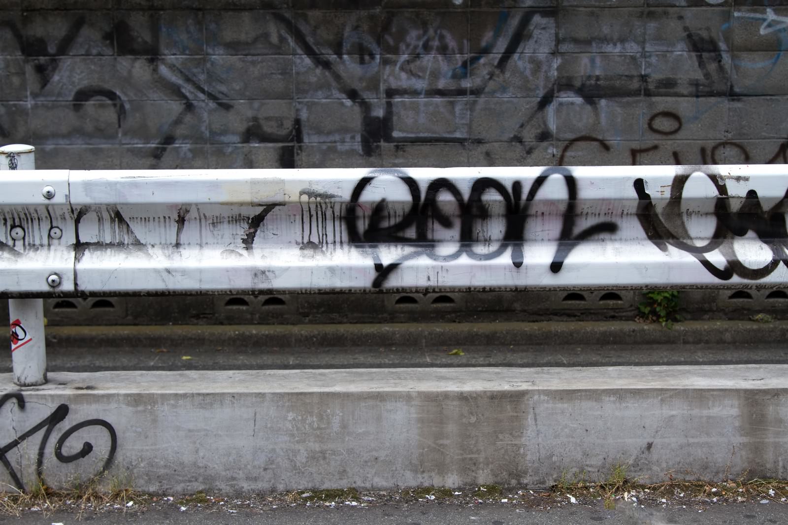 スプレーの落書きのブロック塀