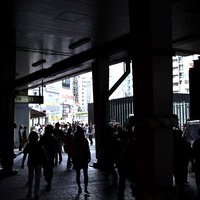 コンクリートの柱が並ぶ渋谷の高架下の風景の写真