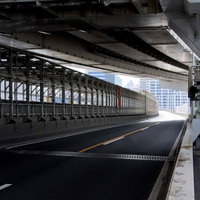 車線が奥へ続くレインボーブリッジの車道の写真