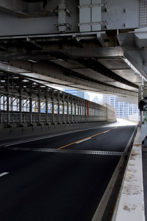 車線が奥へ続くレインボーブリッジの車道