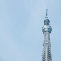 東京スカイツリーと青空のローアングルの写真