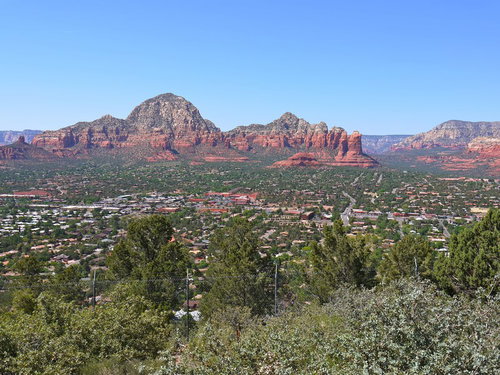 エアポートメサから見下ろす岩山と住宅地