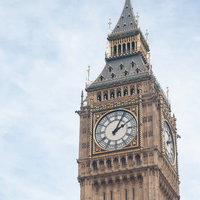 青空に見上げるビッグベンの時計塔の写真