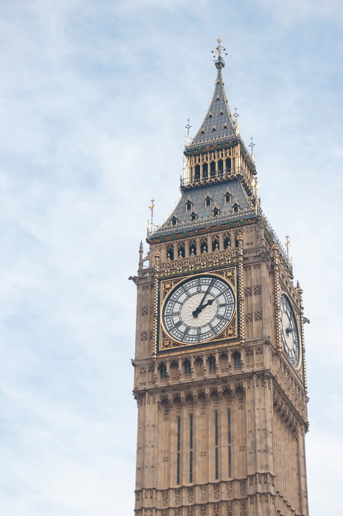 青空に見上げるビッグベンの時計塔