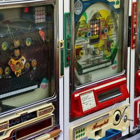 横に並ぶレトロな古いパチンコ台の写真