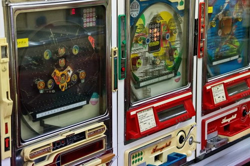 横に並ぶレトロな古いパチンコ台