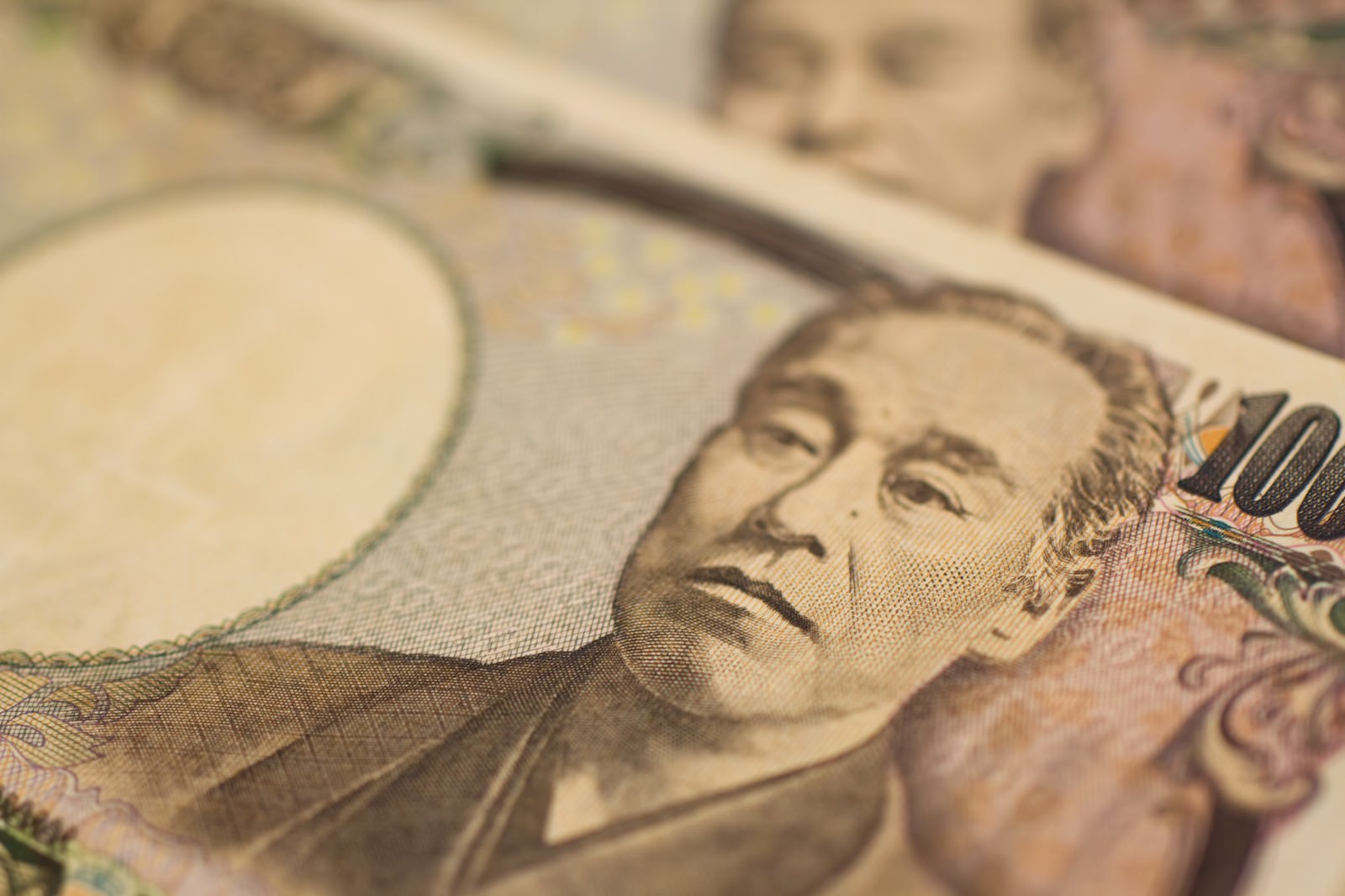 重ねた壱万円札のクローズアップ