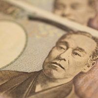 重ねた壱萬円札のクローズアップの写真