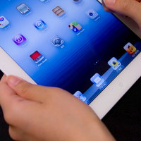 タブレットの画面を指で操作する手元の写真