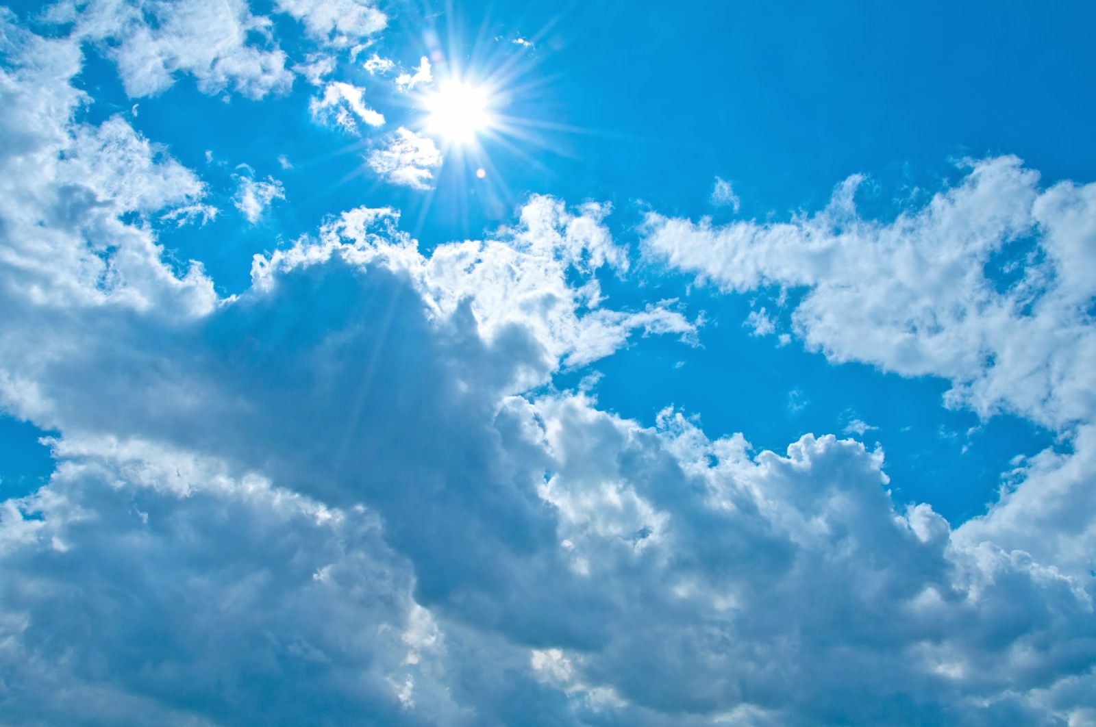 太陽の光が差す雲と青空の日差し