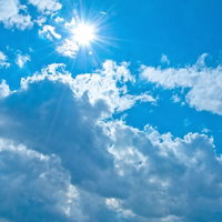 太陽の光が差す雲と青空の日差しの写真