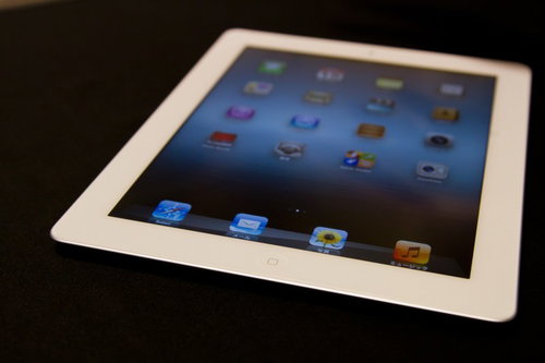 黒いテーブルに置いたタブレット端末の画面