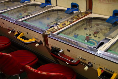 赤い丸椅子が並ぶ懐かしいスマートボール台