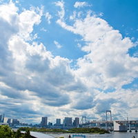 レインボーブリッジと高層ビルの街並みと青空の写真