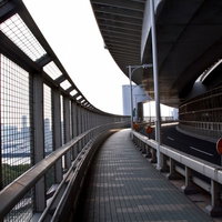 晴天のレインボーブリッジの遊歩道と海の景色の写真