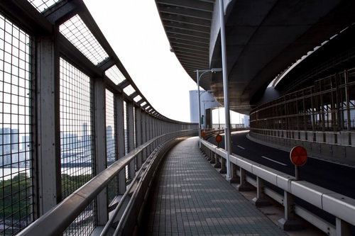 晴天のレインボーブリッジの遊歩道と海の景色