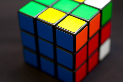 暗い台の上に置いたルービックキューブ