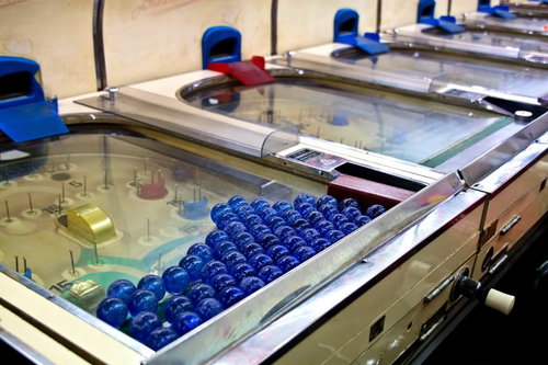 青い球が並ぶレトロなスマートボール台