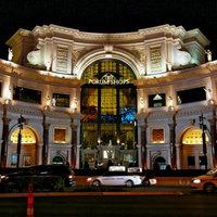 ライトアップされたフォーラムショップの夜景の写真