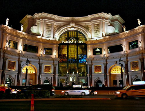 ライトアップされたフォーラムショップの夜景