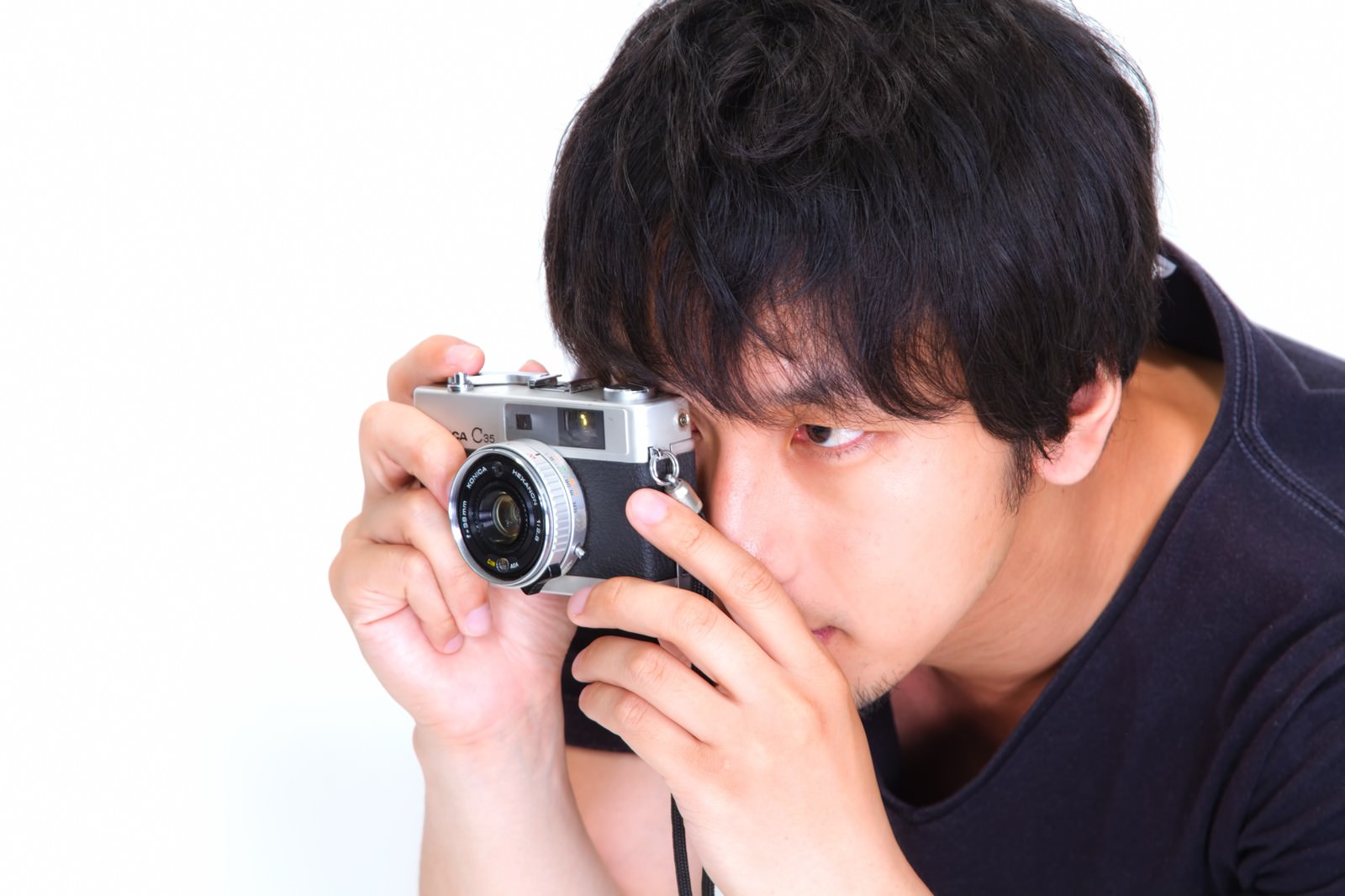 一眼レフを構える意気込む男性［モデル：大川竜弥］
