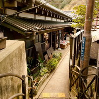 古い建物と看板が並ぶ江ノ島の商店街の町並みの写真