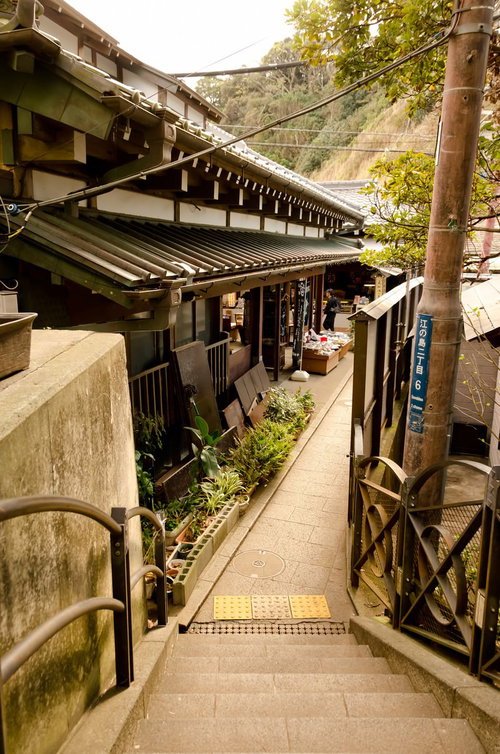 古い建物と看板が並ぶ江ノ島の商店街の町並み