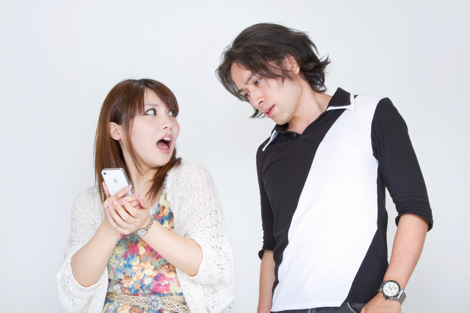 恋人のスマホを覗き見する男性［モデル：マイケルリュー Lala］